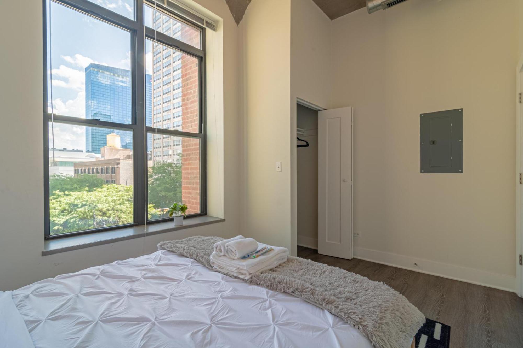 Mccormick Place Luxury Corner With Optional Parking For 6 Guests Apartment *