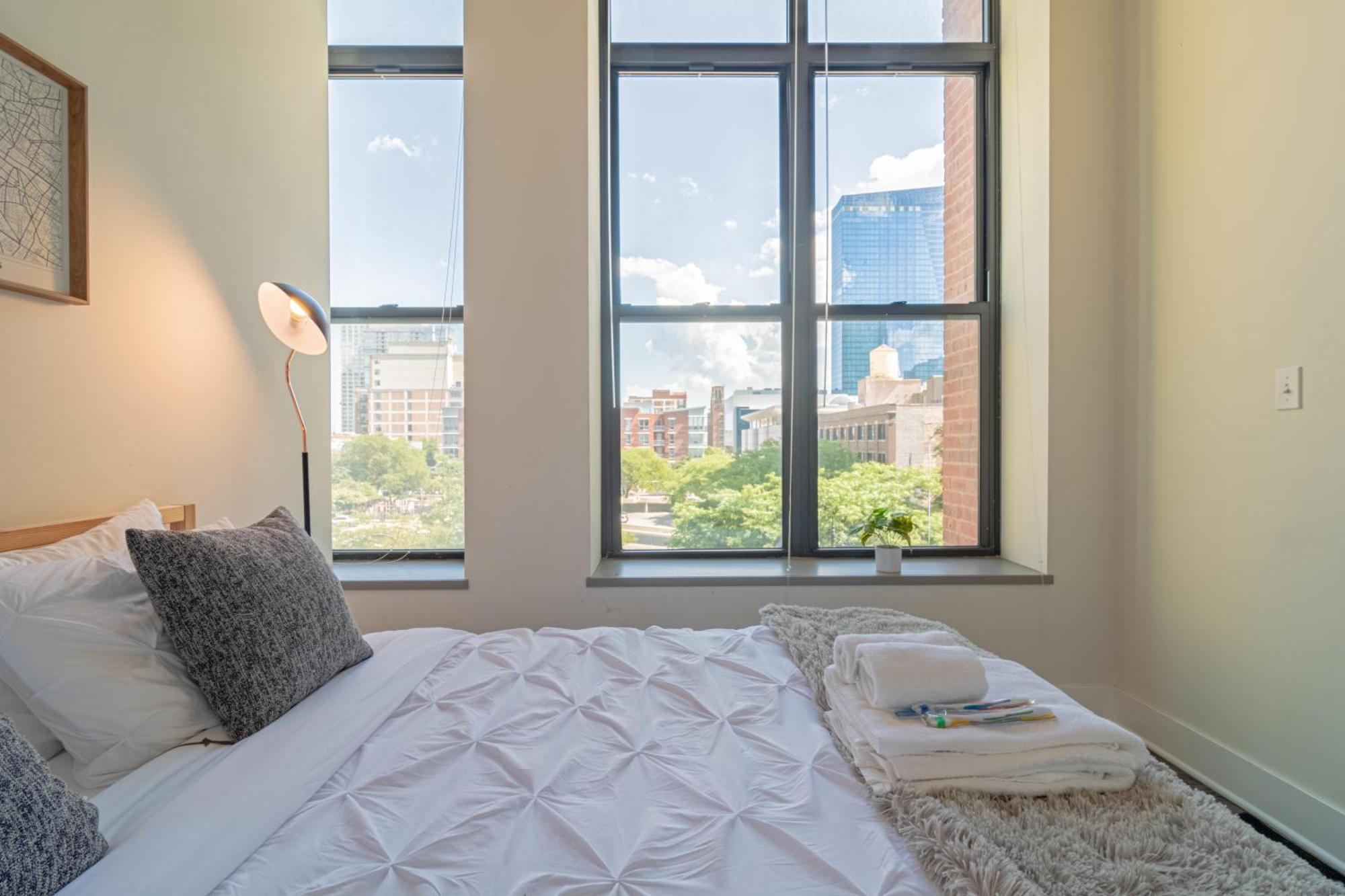 Mccormick Place Luxury Corner With Optional Parking For 6 Guests *
