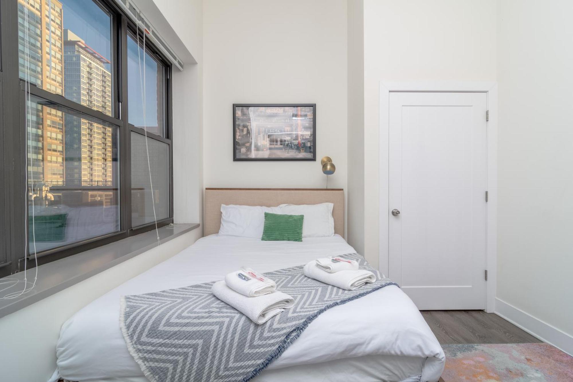 Mccormick Place Luxury Penthouse Duplex With Personal Rooftop With Optional Parking For 8 Guests