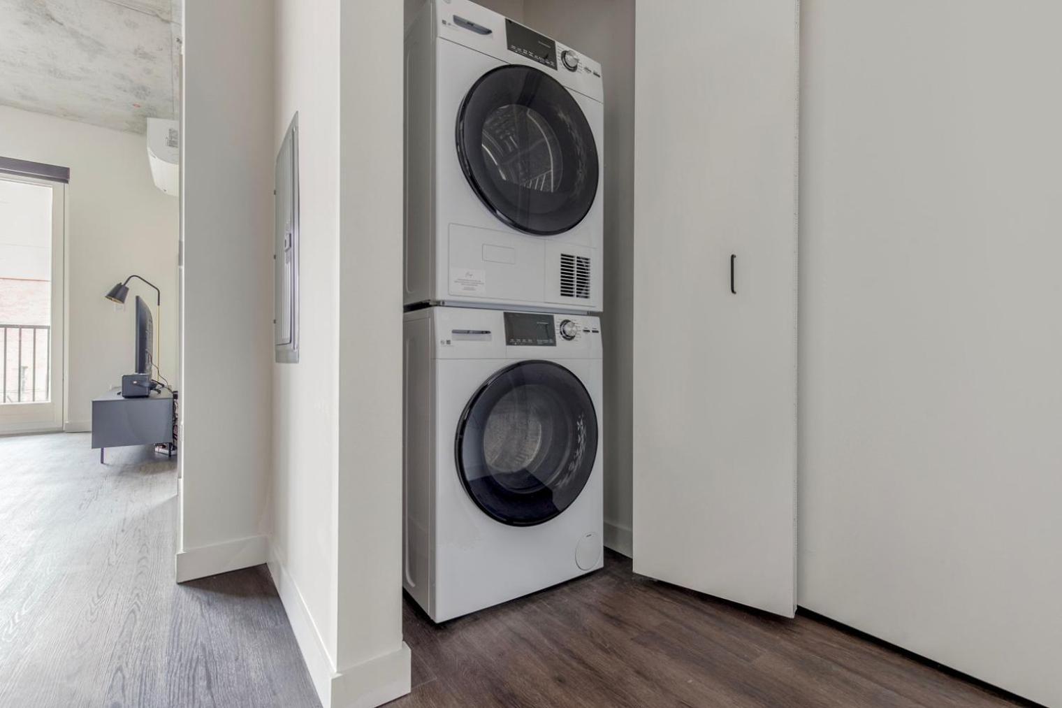 River North 1br W Yoga Nr Riverwalk Chi-1036