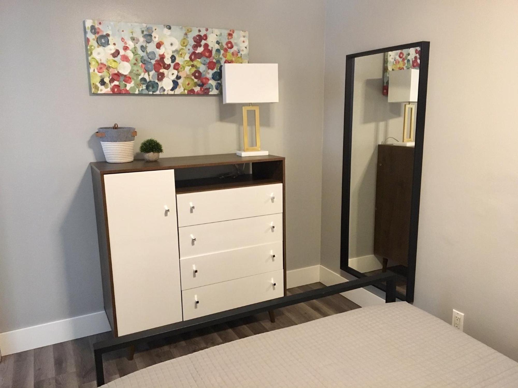 Spacious Historic In Lakeview - Walk To Wrigley, Nightlife, Shops, Hospitals Apartment