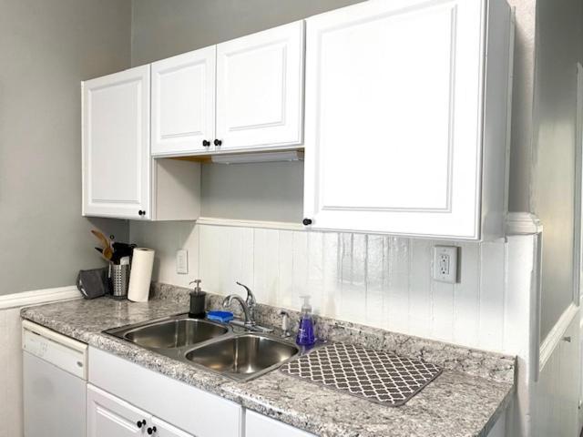 Spacious Historic In Lakeview - Walk To Wrigley, Nightlife, Shops, Hospitals Apartment *