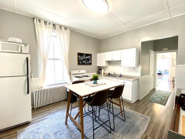 Spacious Historic In Lakeview - Walk To Wrigley, Nightlife, Shops, Hospitals Apartment Chicago