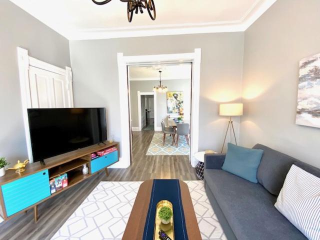 Spacious Historic In Lakeview - Walk To Wrigley, Nightlife, Shops, Hospitals Apartment