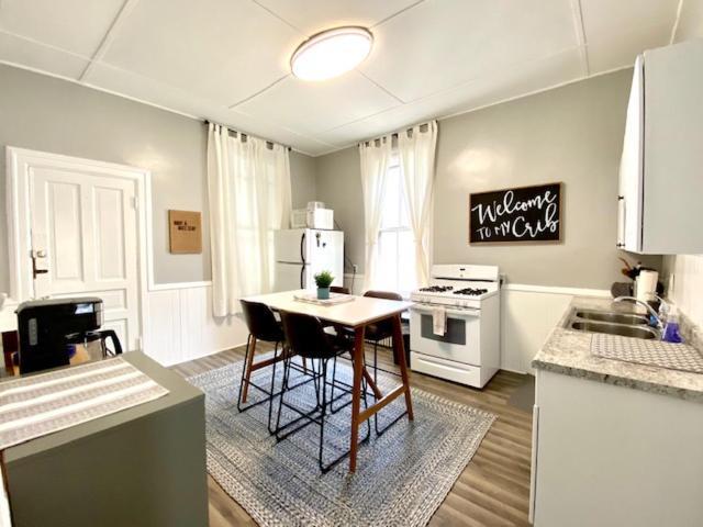 Spacious Historic In Lakeview - Walk To Wrigley, Nightlife, Shops, Hospitals Apartment *