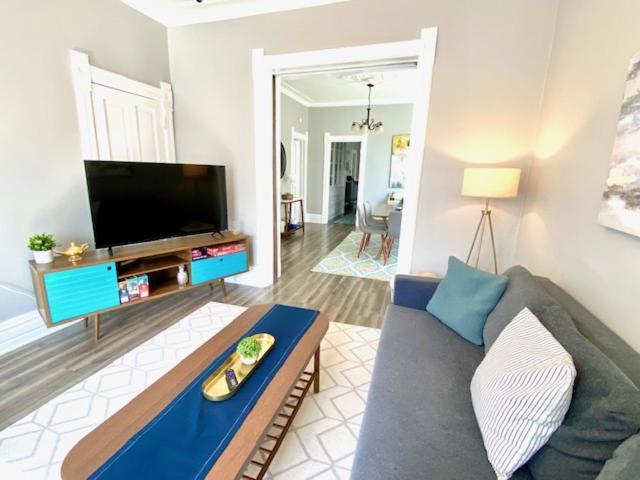 Spacious Historic In Lakeview - Walk To Wrigley, Nightlife, Shops, Hospitals *