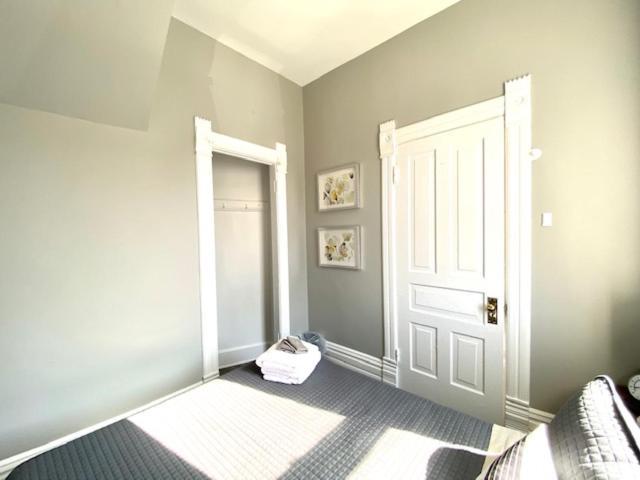 Spacious Historic In Lakeview - Walk To Wrigley, Nightlife, Shops, Hospitals Apartment *