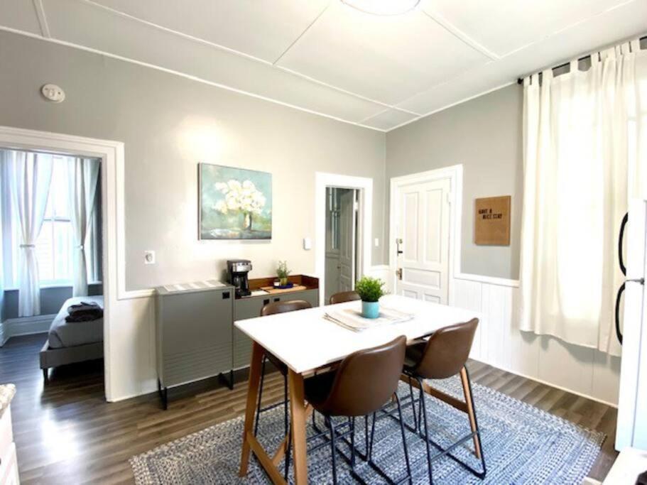 Spacious Historic In Lakeview - Walk To Wrigley, Nightlife, Shops, Hospitals