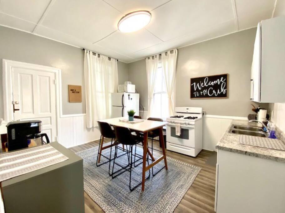 Spacious Historic In Lakeview - Walk To Wrigley, Nightlife, Shops, Hospitals Apartment