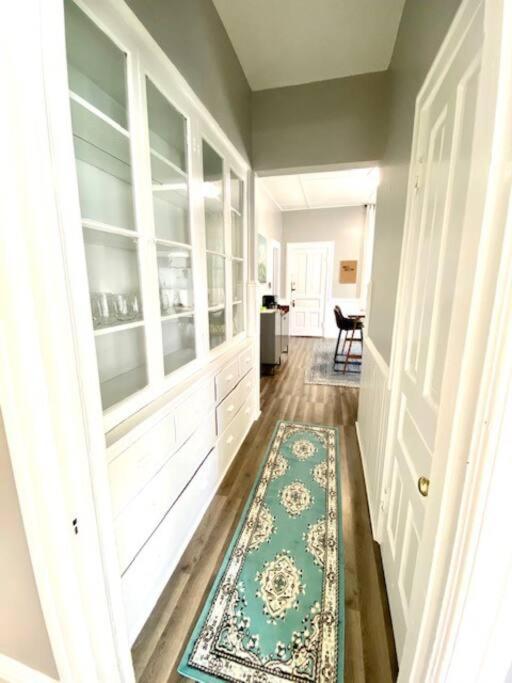 Spacious Historic In Lakeview - Walk To Wrigley, Nightlife, Shops, Hospitals Apartment *