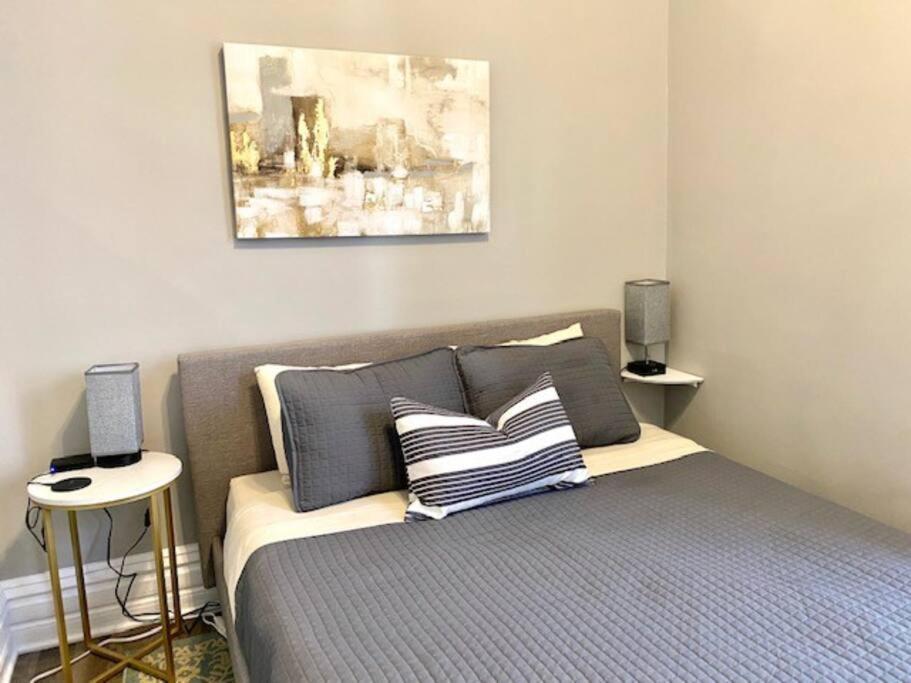 Spacious Historic In Lakeview - Walk To Wrigley, Nightlife, Shops, Hospitals Apartment *