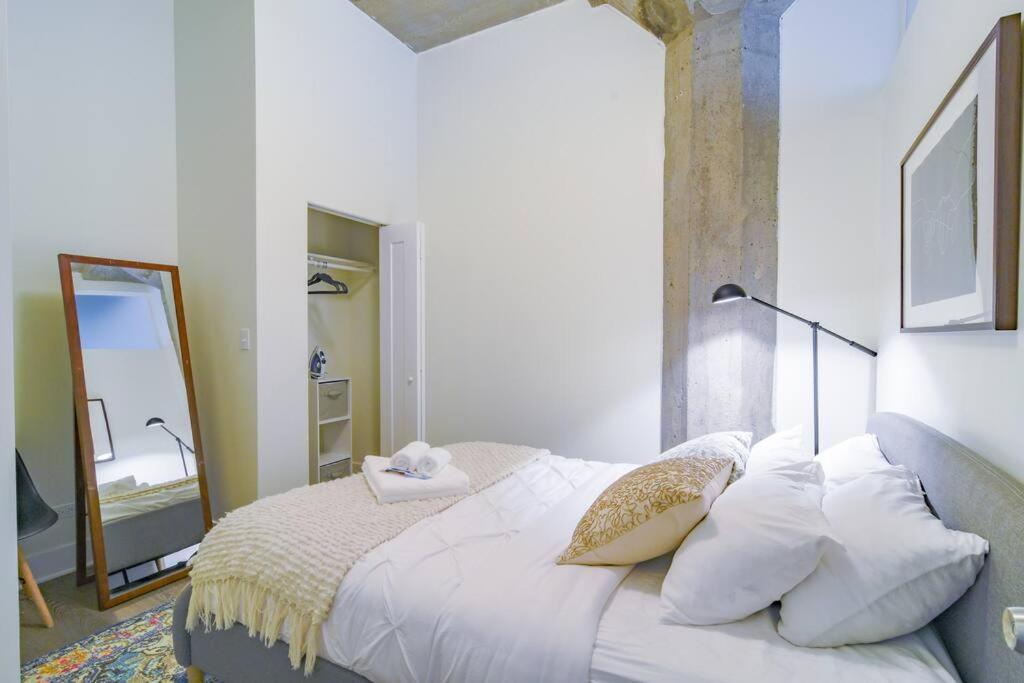 Mccormick 2br-2ba Family Unit For Up To 8 Guests With Optional Parking & Gym Apartment Chicago