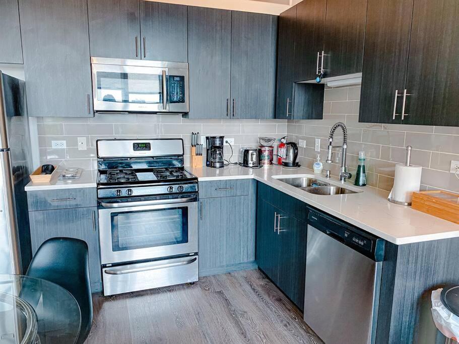 Mccormick 2br-2ba Family Unit For Up To 8 Guests With Optional Parking & Gym Apartment