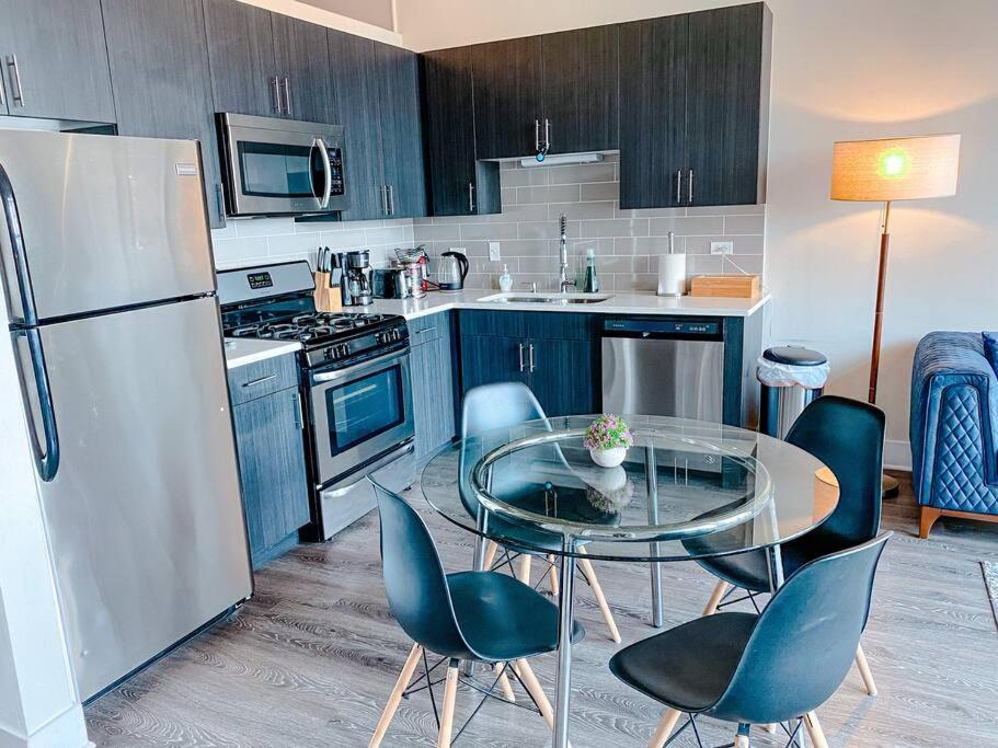 Mccormick 2br-2ba Family Unit For Up To 8 Guests With Optional Parking & Gym