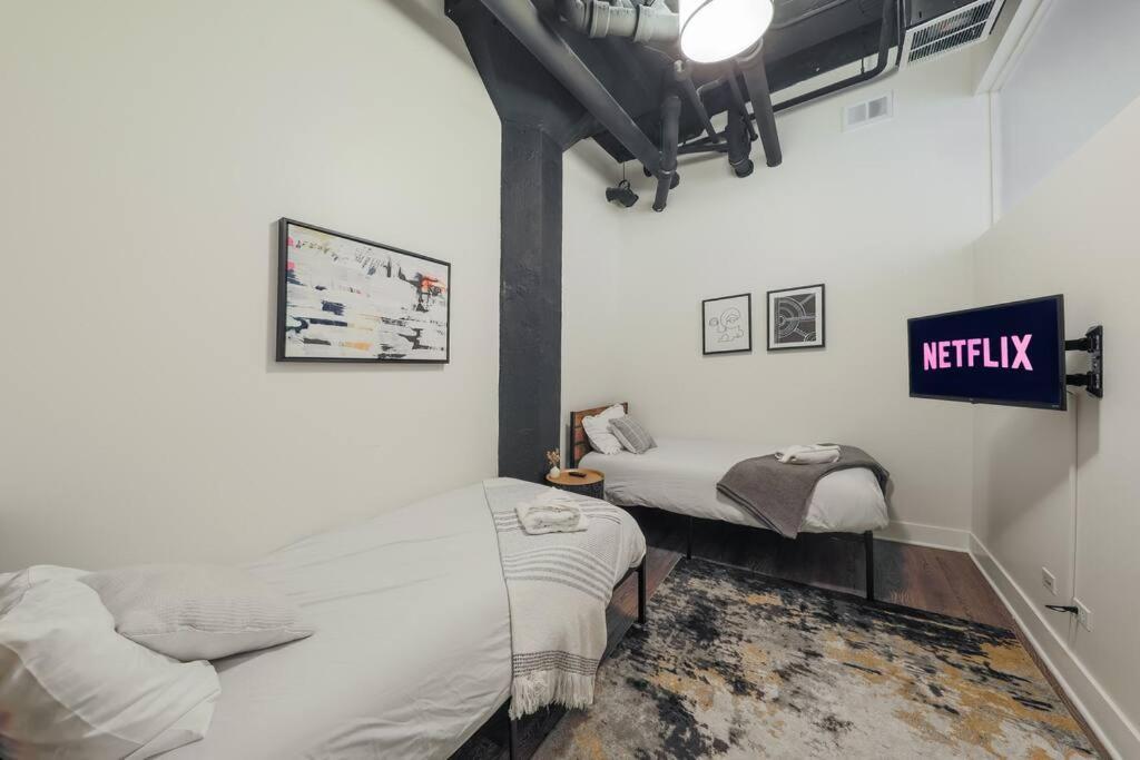 Mccormick 3br/2ba With 6 Twin Beds & Sofa Bed, Optional Parking & Gym * Chicago