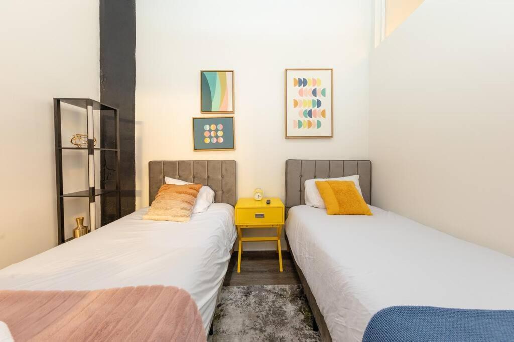 Mccormick 3br/2ba With 6 Twin Beds & Sofa Bed, Optional Parking & Gym Chicago