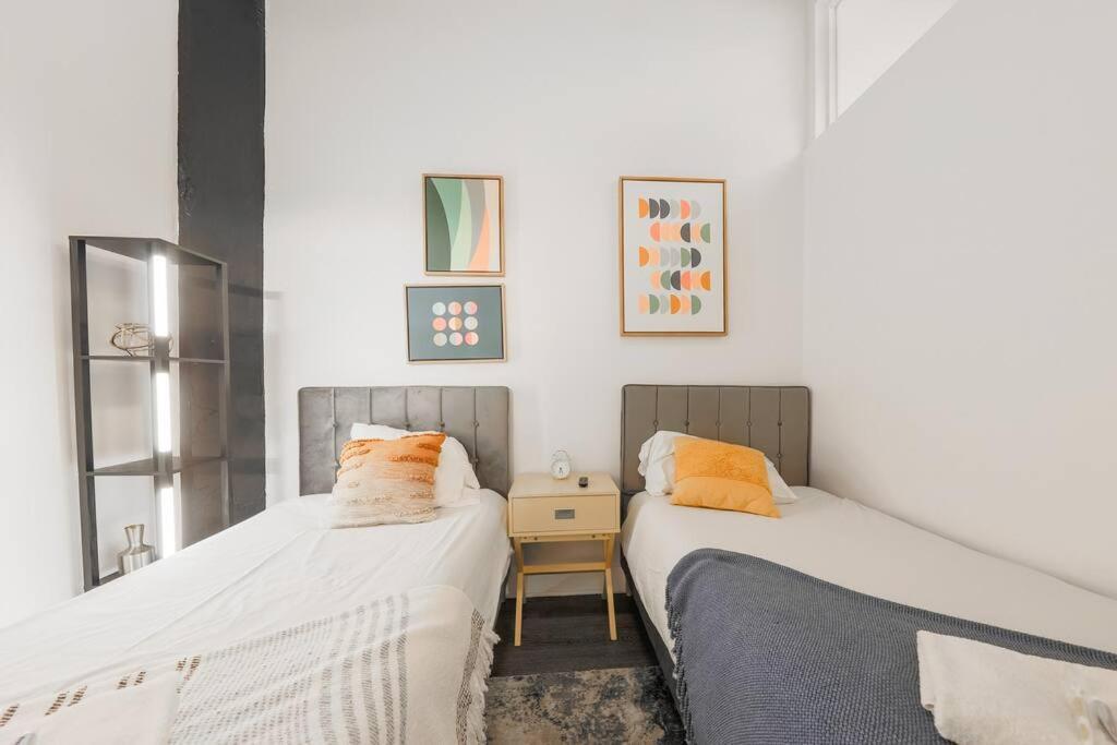 Mccormick 3br/2ba With 6 Twin Beds & Sofa Bed, Optional Parking & Gym Chicago