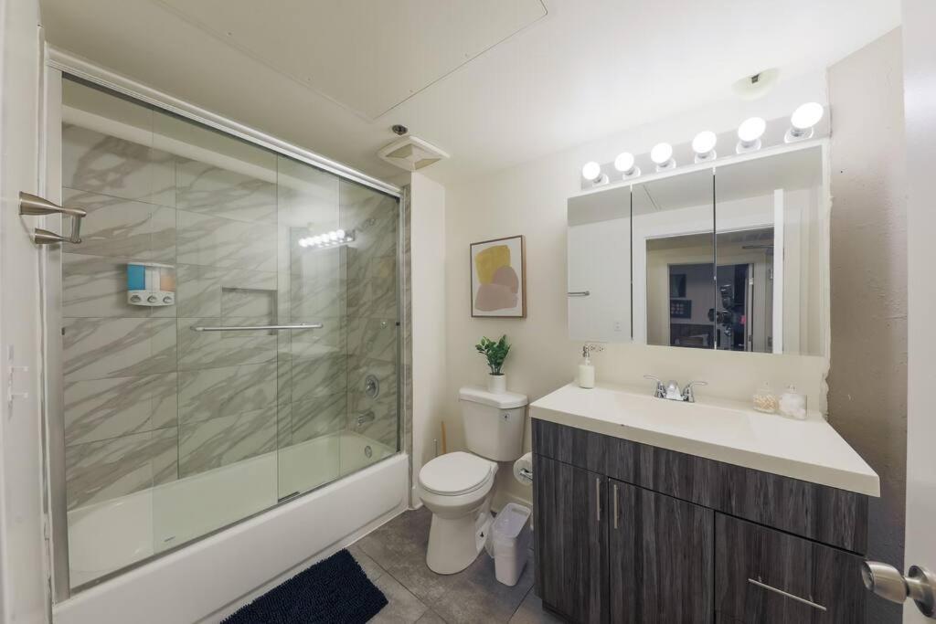 Mccormick 3br/2ba With 6 Twin Beds & Sofa Bed, Optional Parking & Gym Chicago