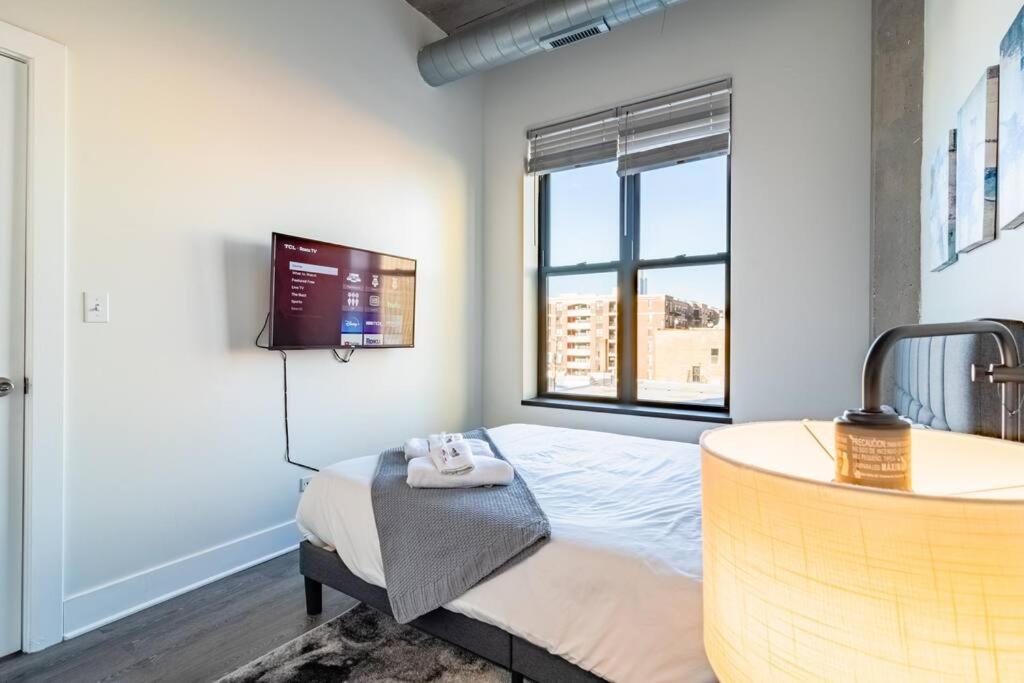 Mccormick 2br-2ba Unit For Up To 8 Guests With Skyline View, Optional Parking & Gym * Chicago