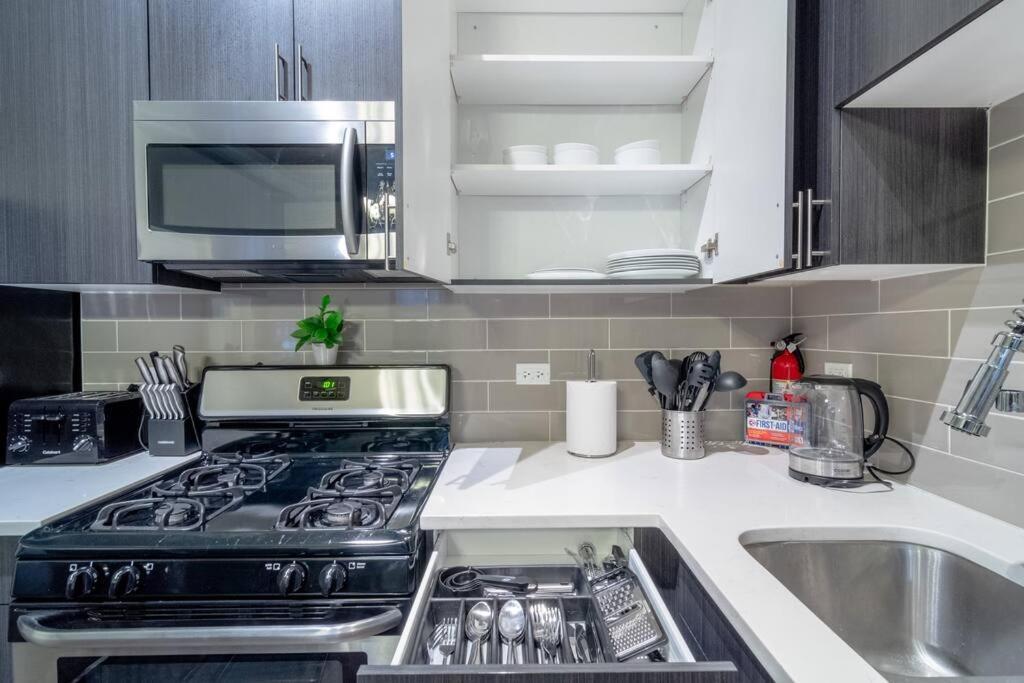 Mccormick 3br-2ba Family Unit For Up To 8 Guests With Optional Parking & Gym Access Apartment Chicago