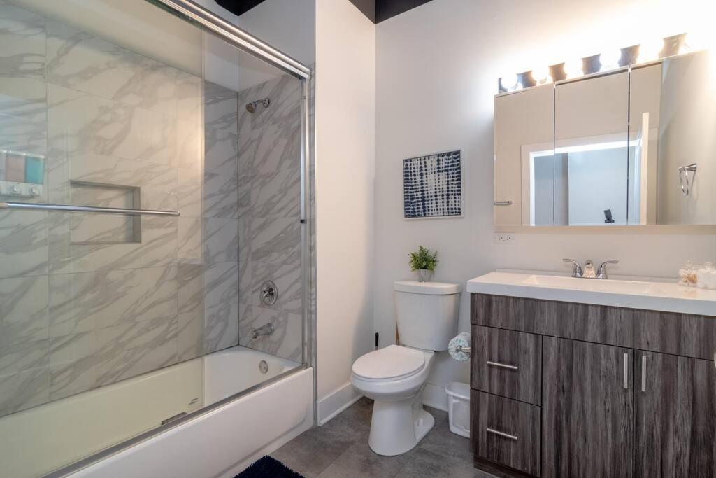 Mccormick 3br-2ba Family Unit For Up To 8 Guests With Optional Parking & Gym Access Apartment Chicago