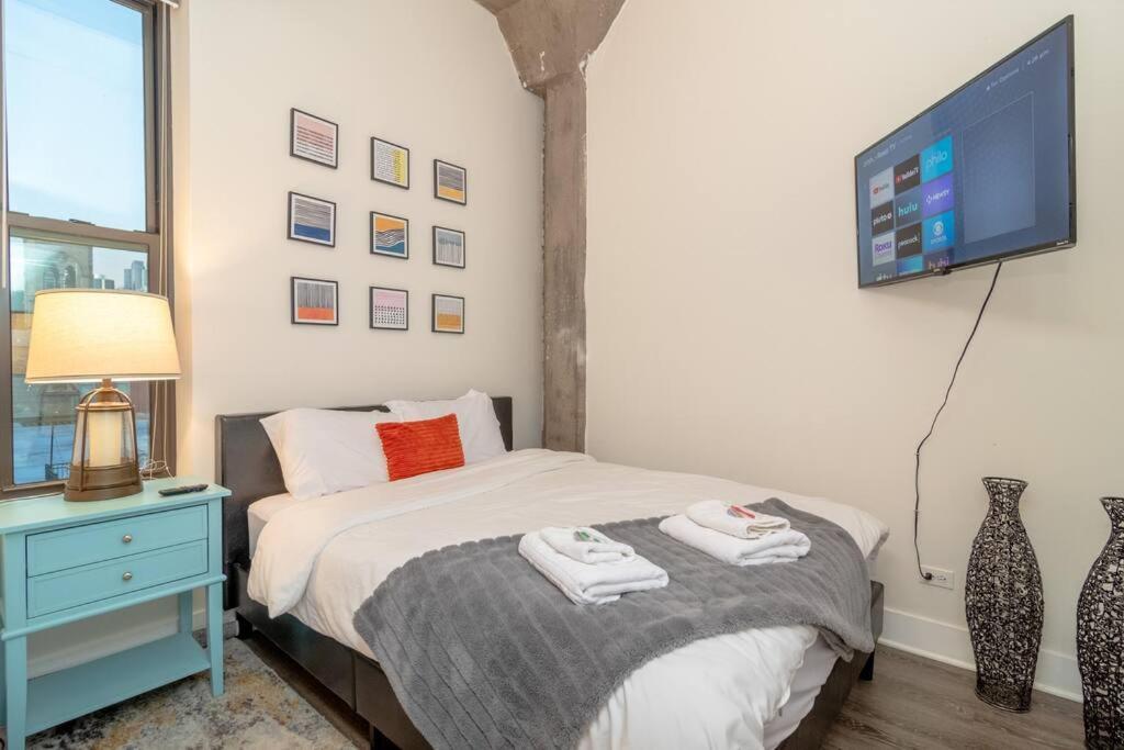 Mccormick 3br-2ba Family Unit For Up To 8 Guests With Optional Parking & Gym Access Apartment Chicago