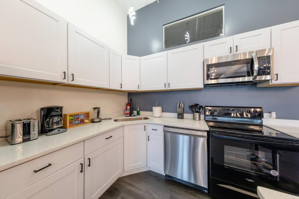Mccormick 6br-4ba Luxury That Sleeps 12 Guests With Jacuzzi & Pool Table, Group And Optional Parking Apartment Chicago