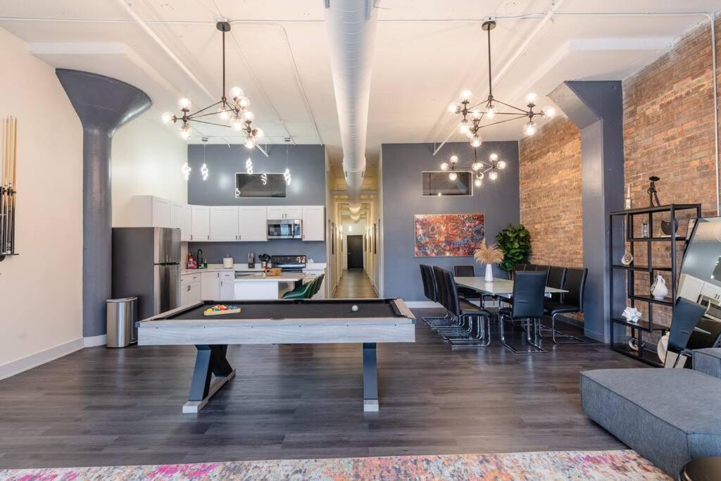 Mccormick 6br-4ba Luxury That Sleeps 12 Guests With Jacuzzi & Pool Table, Group And Optional Parking * Chicago