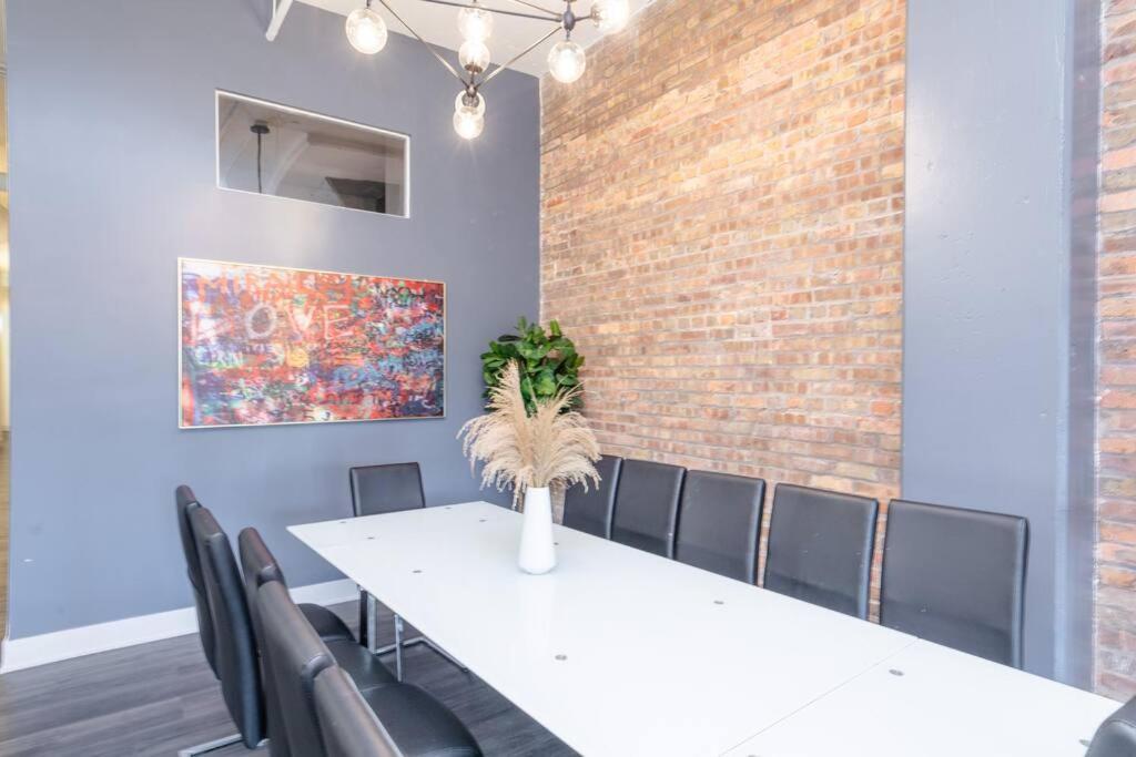 Mccormick 6br-4ba Luxury That Sleeps 12 Guests With Jacuzzi & Pool Table, Group And Optional Parking * Chicago