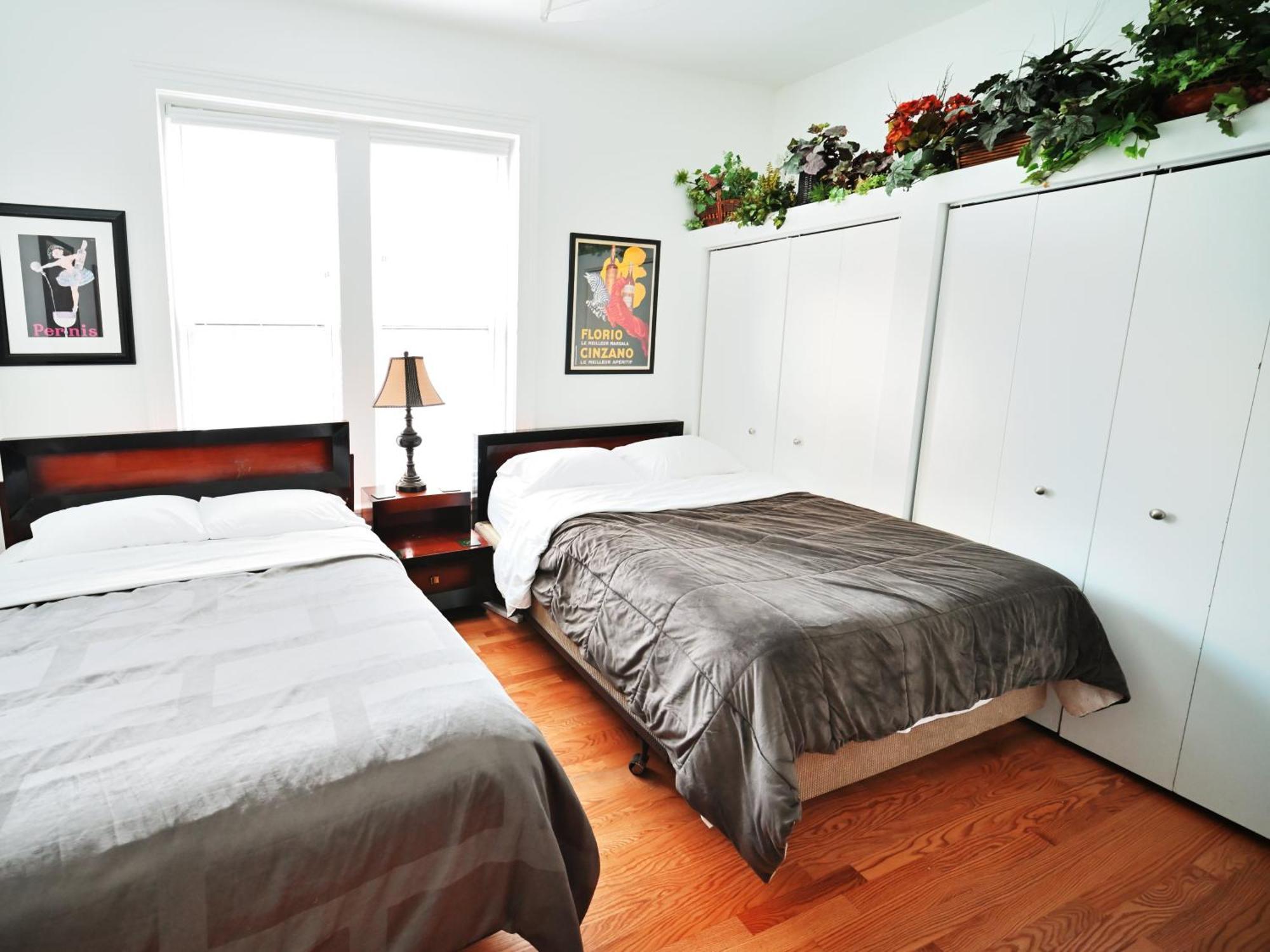 Stone Mansion Sleeps 10-20 Free Tv & Parking * Chicago