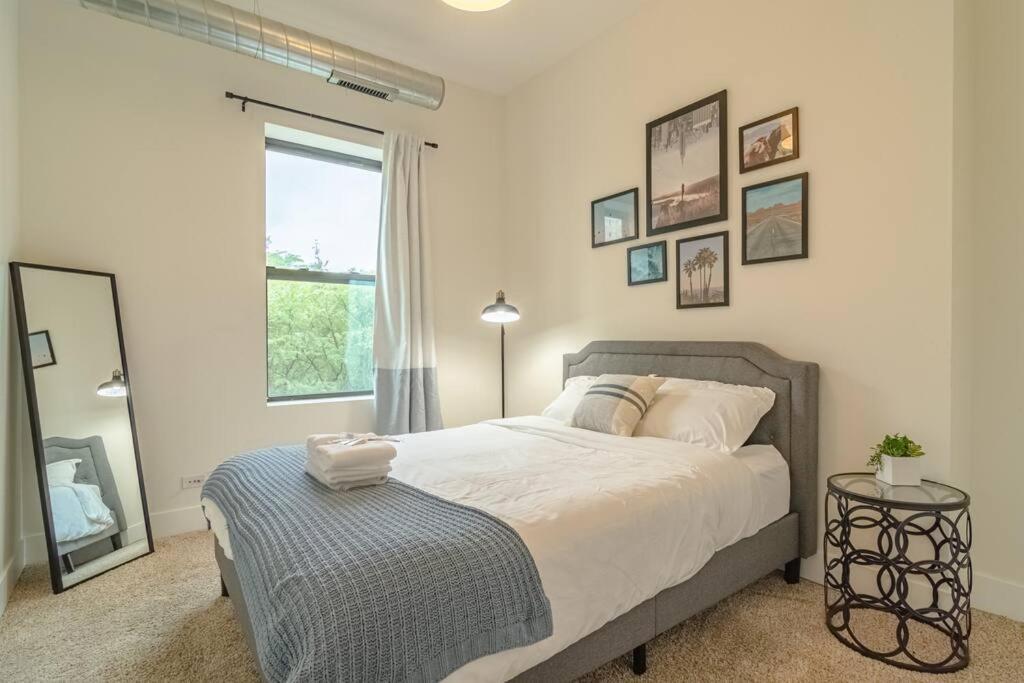 Apartment Mccormick Place 420 Friendly 3br/2ba With Optional Parking