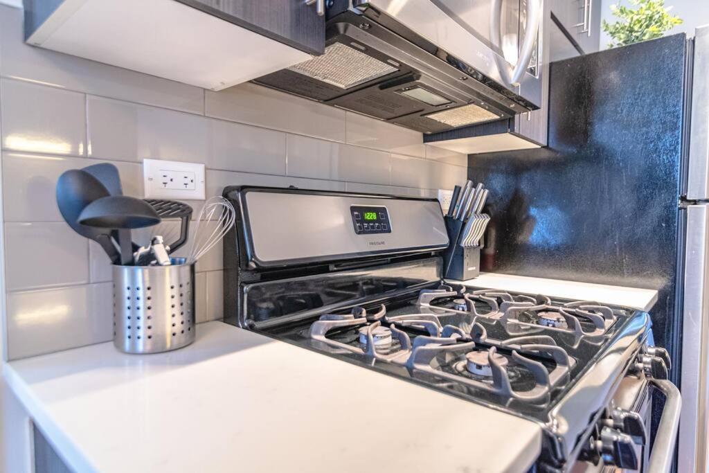 Apartment Mccormick Place 420 Friendly 3br/2ba With Optional Parking *