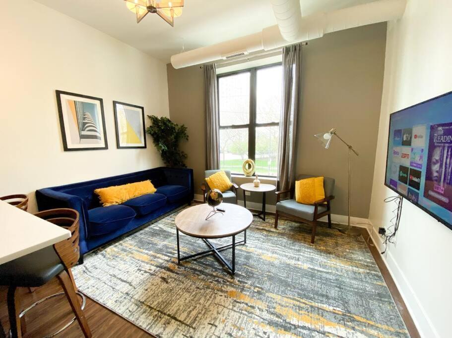 Apartment Mccormick Place 420 Friendly 3br/2ba With Optional Parking *