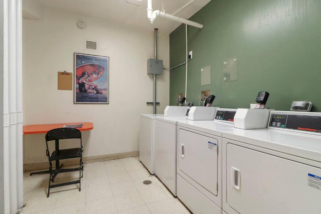 2br Sunny In Hyde Park - Windermere 211 Chicago