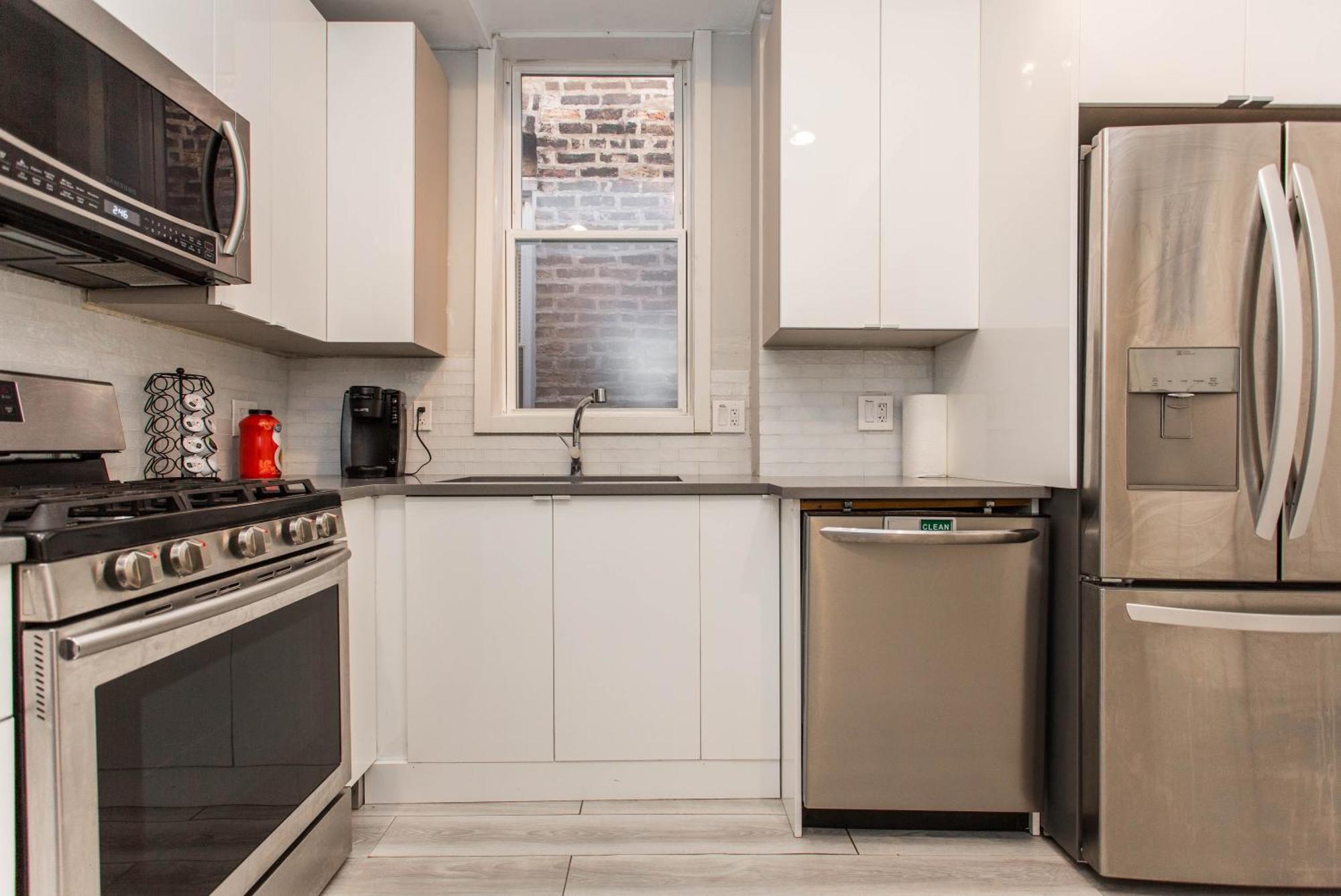 The Double Play - 1 Min Walk To Wrigley! Spacious 2br - Perfect For Cubs Fans!