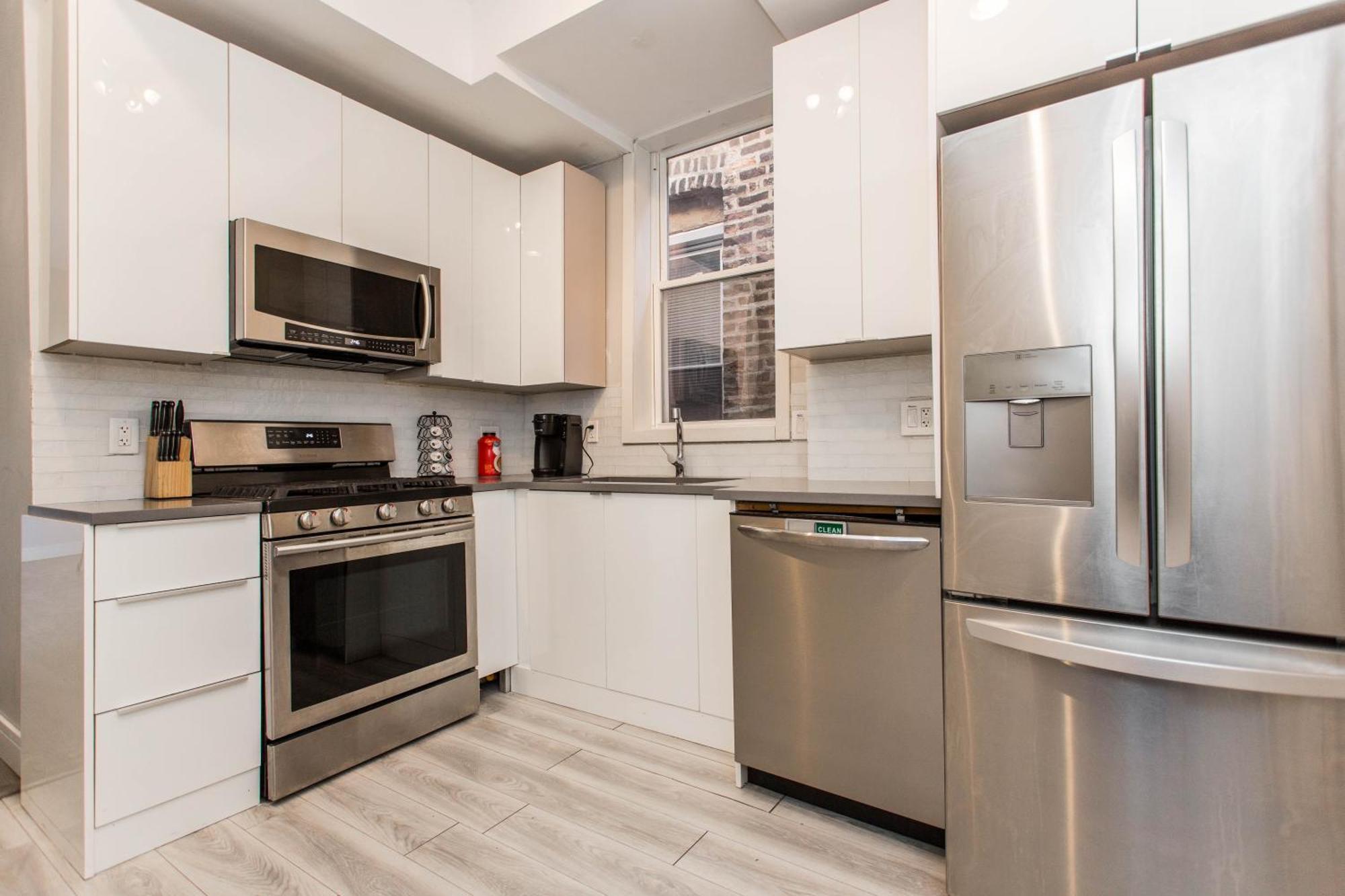 The Double Play - 1 Min Walk To Wrigley! Spacious 2br - Perfect For Cubs Fans! Apartment *