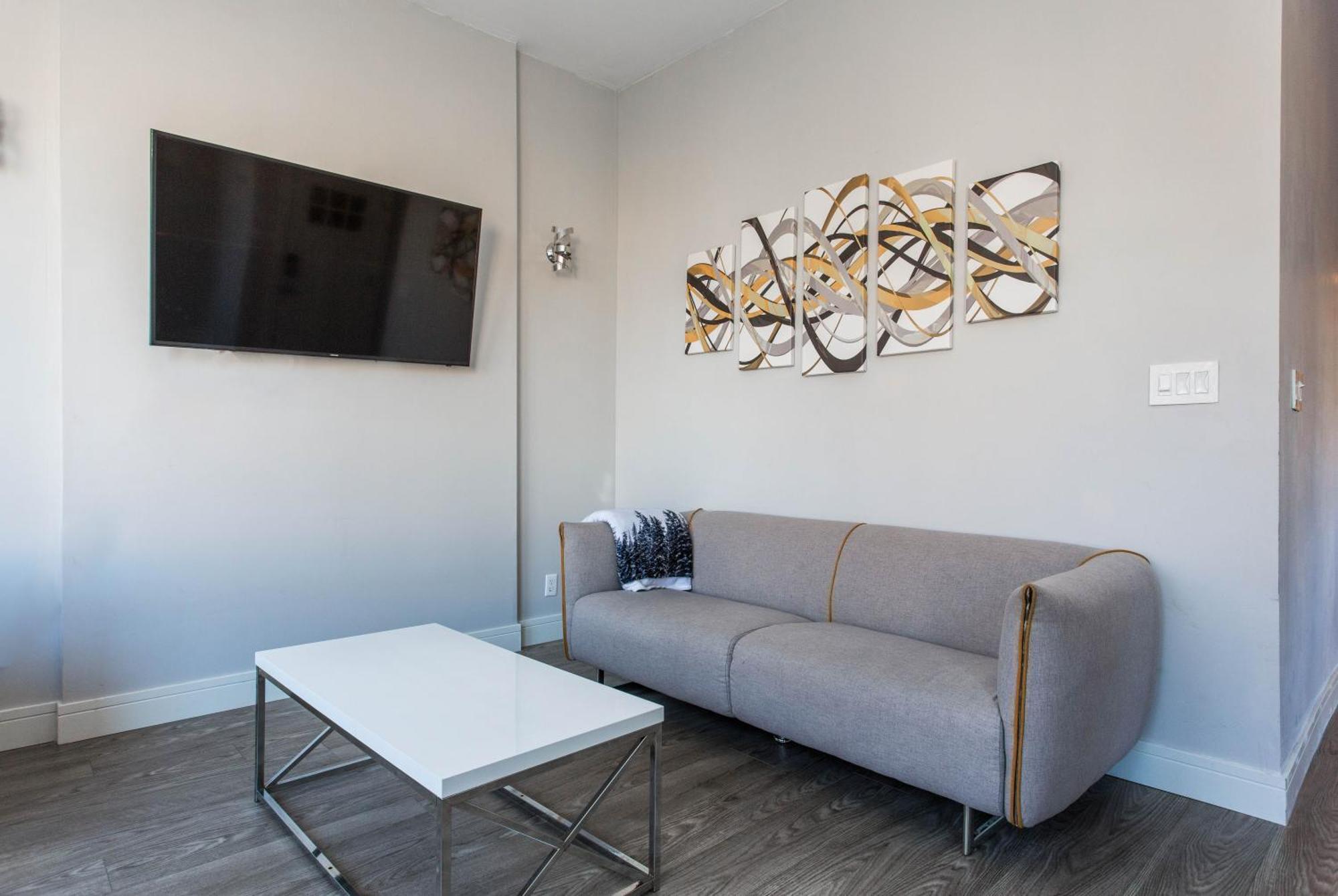 Apartment The Double Play - 1 Min Walk To Wrigley! Spacious 2br - Perfect For Cubs Fans! Chicago