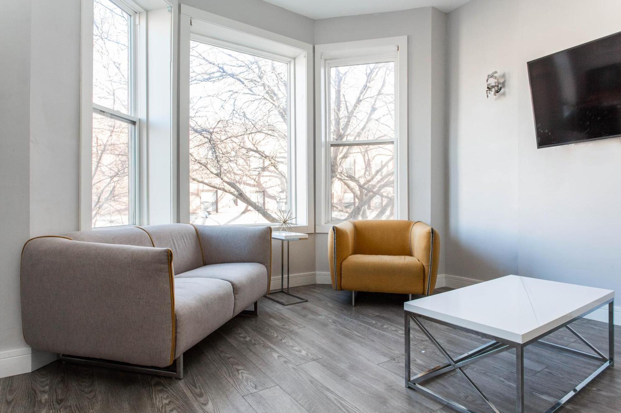 The Double Play - 1 Min Walk To Wrigley! Spacious 2br - Perfect For Cubs Fans! Apartment
