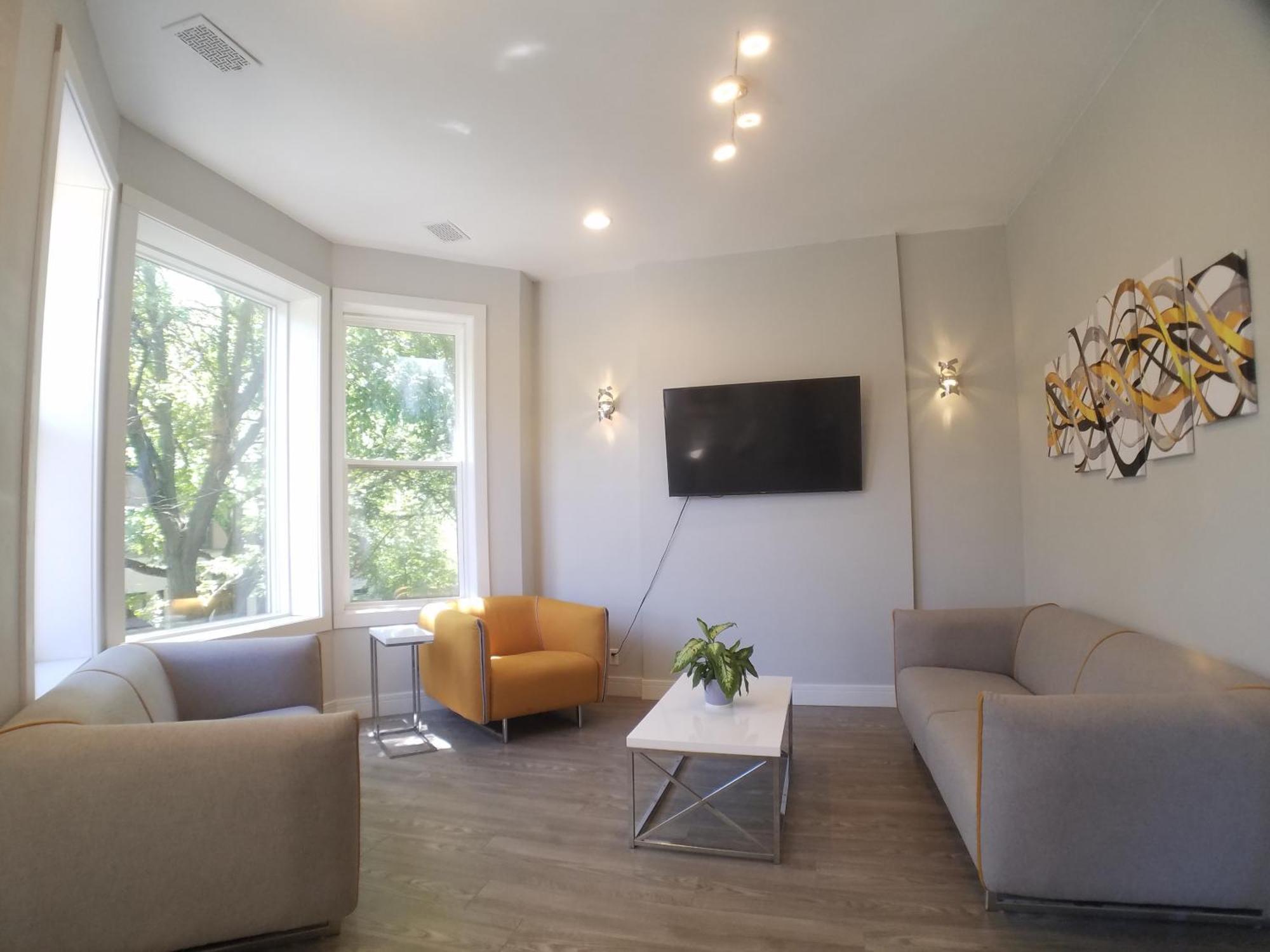 Apartment The Double Play - 1 Min Walk To Wrigley! Spacious 2br - Perfect For Cubs Fans!