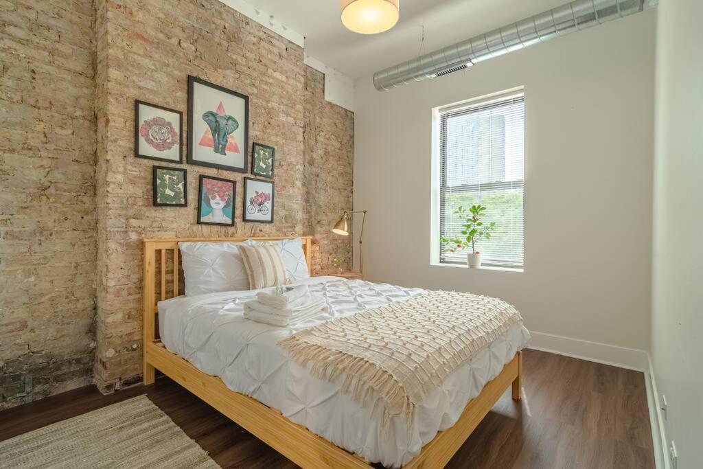 Apartment Mccormick Place 420 Friendly 3br/2ba With Optional Parking *