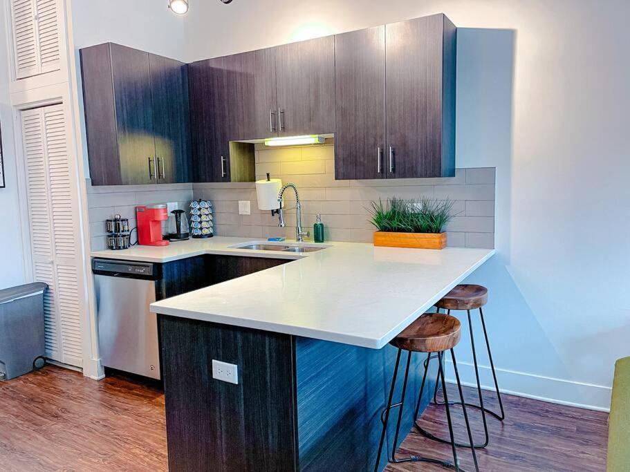 Mccormick Place 420 Friendly 2br/2ba With Optional Parking For Up To 6 Guests Chicago
