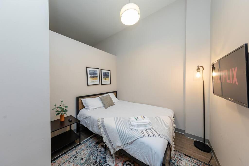 Mccormick 2br/2ba Oasis With Optional Parking, Patio, Gym For Up To 6 Guests Apartment Chicago