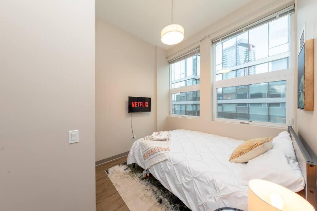 Mccormick 2br/2ba Oasis With Optional Parking, Patio, Gym For Up To 6 Guests