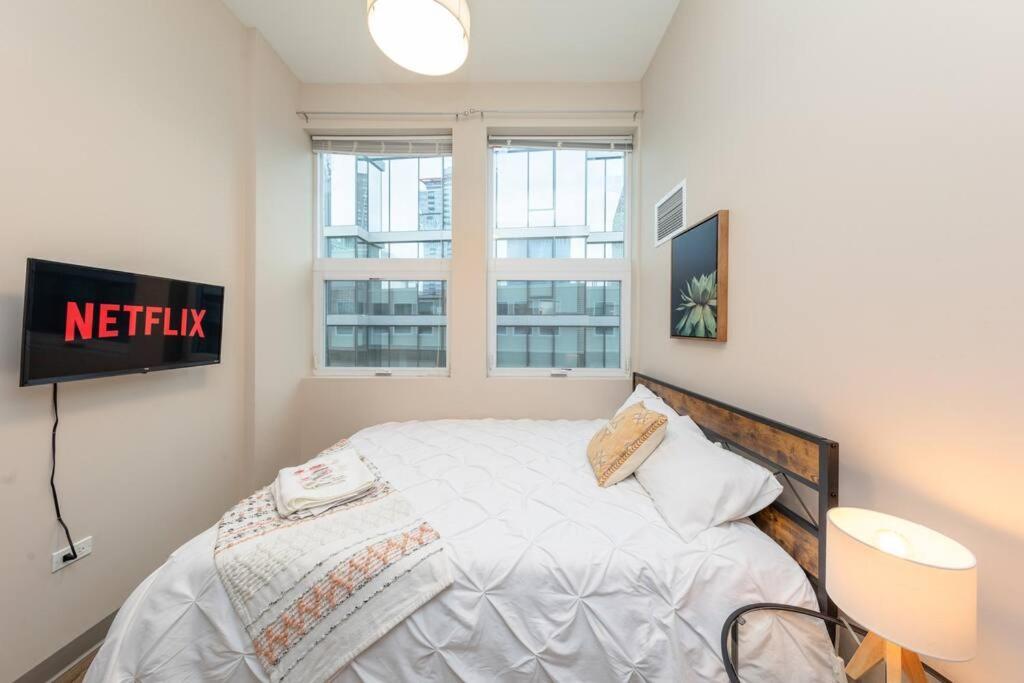 Mccormick 2br/2ba Oasis With Optional Parking, Patio, Gym For Up To 6 Guests Chicago