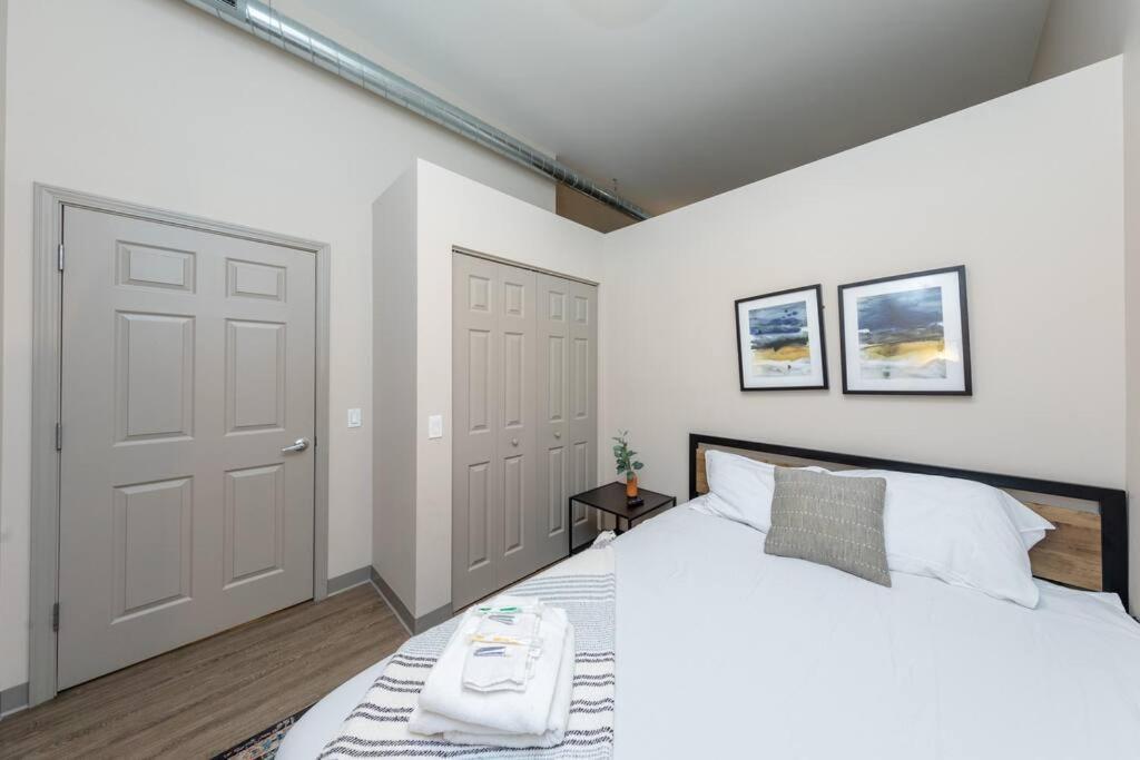 Mccormick 2br/2ba Oasis With Optional Parking, Patio, Gym For Up To 6 Guests Apartment