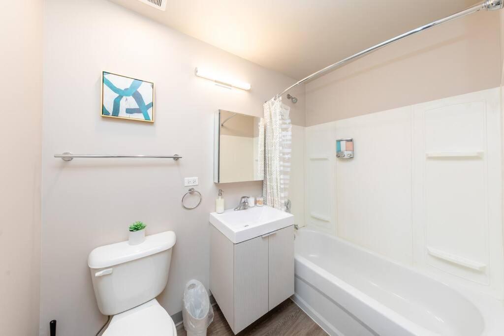 Apartment Mccormick 2br/2ba Oasis With Optional Parking, Patio, Gym For Up To 6 Guests