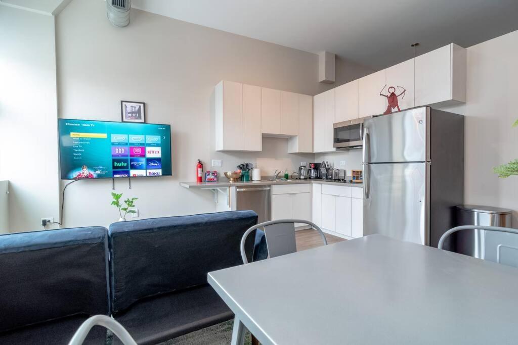 Mccormick 2br/2ba Oasis With Optional Parking, Patio, Gym For Up To 6 Guests Apartment Chicago