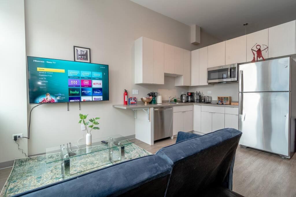 Mccormick 2br/2ba Oasis With Optional Parking, Patio, Gym For Up To 6 Guests Chicago