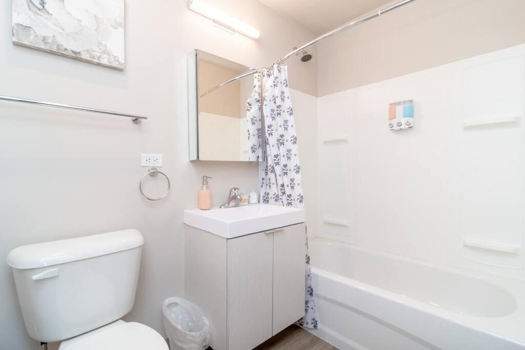Apartment Mccormick 2br/2ba Oasis With Optional Parking, Patio, Gym For Up To 6 Guests