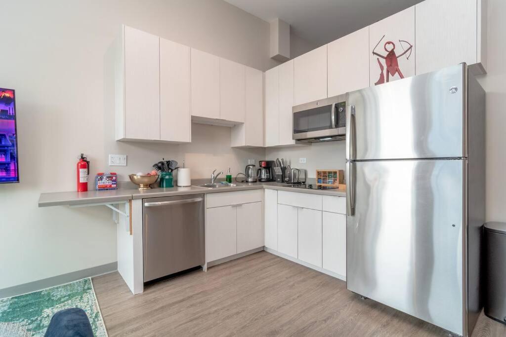 Mccormick 2br/2ba Oasis With Optional Parking, Patio, Gym For Up To 6 Guests * Chicago